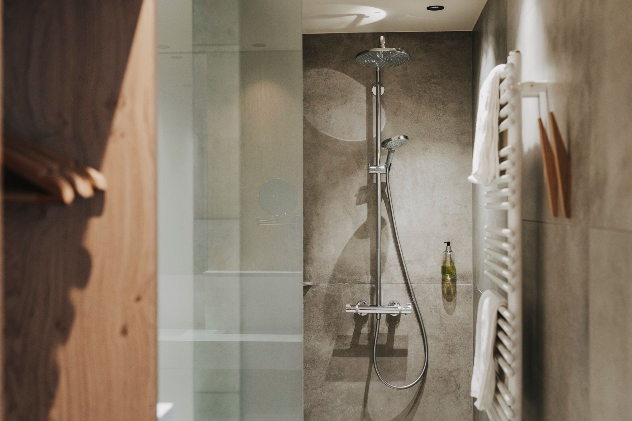 Een douche, een haardroger, handdoeken