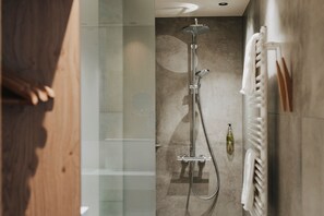 Dusche, Haartrockner, Handtücher