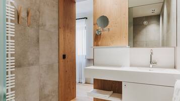 Dusche, Haartrockner, HandtĂŒcher