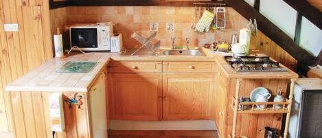 Fridge, stovetop