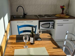 Fridge, microwave, stovetop, coffee/tea maker