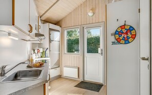 ثلاجة، موقد طهي مسطح، غسالة أطباق، ماكينة لصنع القهوة/الشاي