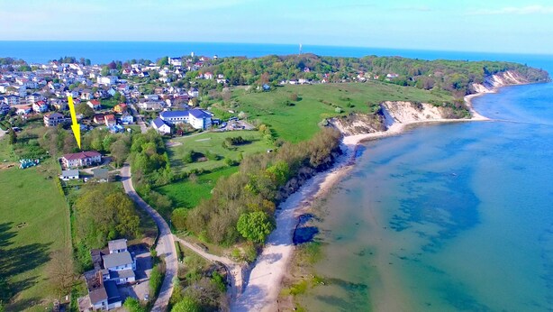An aerial view of a coastal town with houses, a road, and a beach. - Beach chair house 1 150 m to the beach quiet location - Beach chair house 1 150 m to the beach (Göhren)