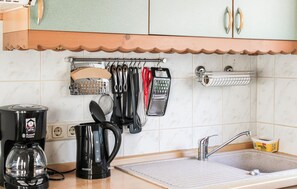 Réfrigérateur, plaque de cuisson, lave-vaisselle, cafetière/bouilloire