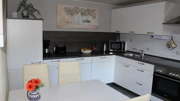 Kühlschrank, Mikrowelle, Ofen, Geschirrspüler