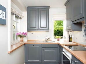 Refrigerador, horno, lavavajillas y cafetera y tetera 