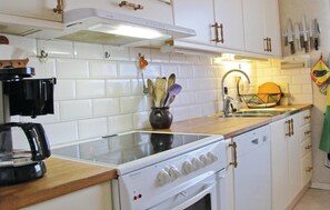 Réfrigérateur, four à micro-ondes, surface de cuisson, lave-vaisselle
