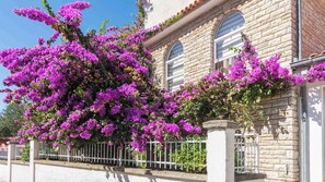 Property grounds - Holiday apartment with air conditioning and sea view (Biograd na Moru)