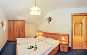 2 bedrooms, travel cot, free WiFi