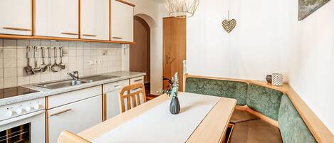 Coffee/tea maker, fridge, microwave, stovetop