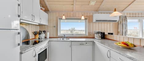 Refrigerador, parrilla de estufa, lavavajillas y cafetera y tetera