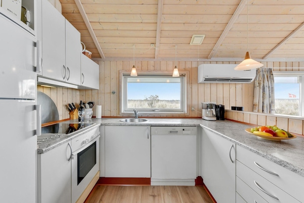 Een koelkast, een kookplaat, een vaatwasser