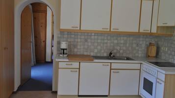 Kühlschrank, Ofen, Wasserkocher mit Kaffee-/Teezubehör