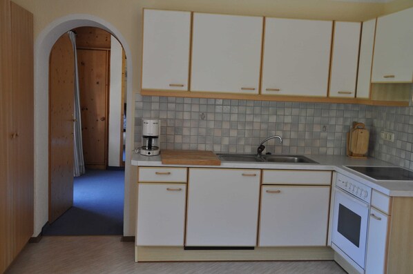 Kühlschrank, Ofen, Wasserkocher mit Kaffee-/Teezubehör