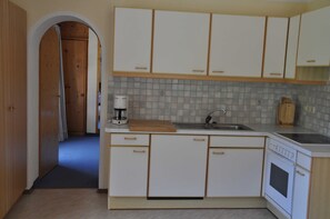 ثلاجة، فرن، ماكينة لصنع القهوة/الشاي