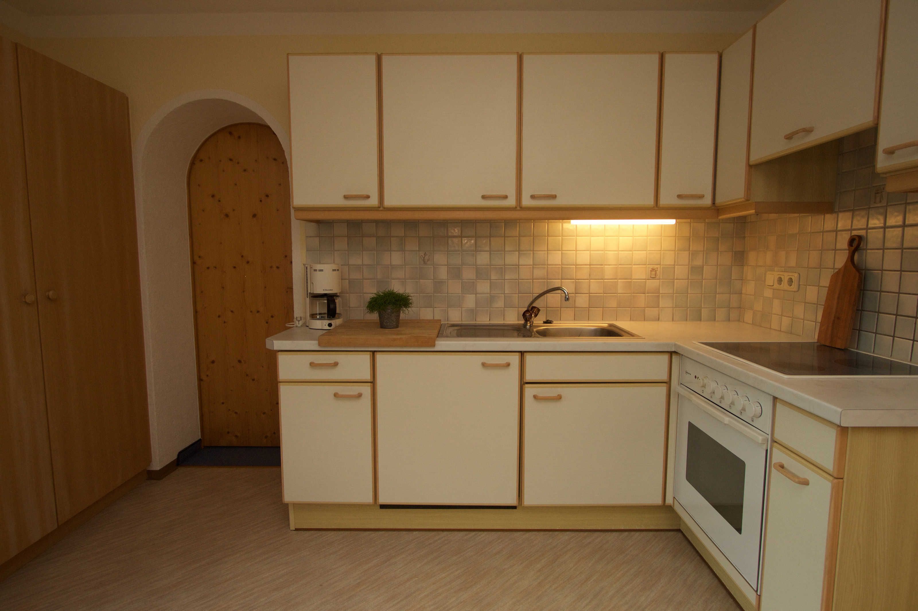 Kühlschrank, Ofen, Wasserkocher mit Kaffee-/Teezubehör