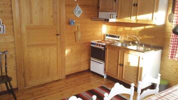 Een koelkast, een kookplaat, een koffiezetapparaat/waterkoker