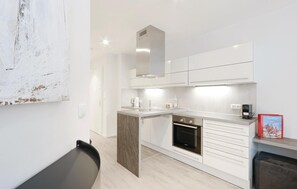 Kühlschrank, Mikrowelle, Herdplatte, Geschirrspüler