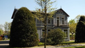 Ein zweistöckiges Gebäude mit einem Balkon im oberen Geschoss.