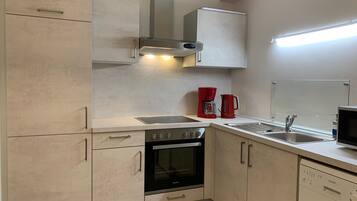 Kühlschrank, Mikrowelle, Ofen, Geschirrspüler