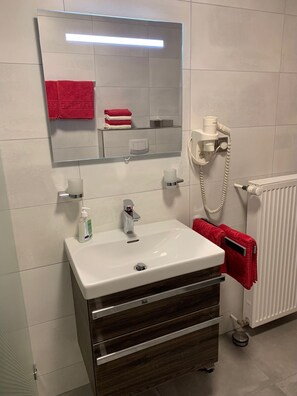 Een douche, een haardroger, handdoeken, zeep