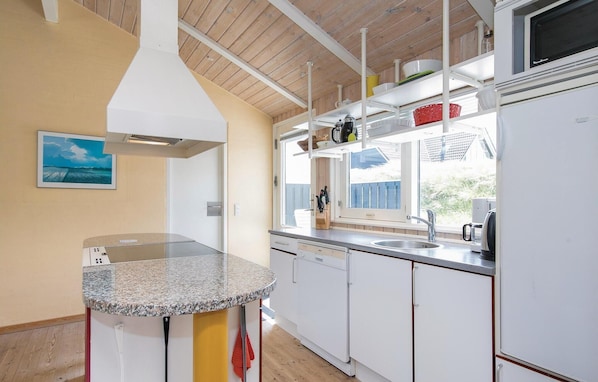 Køleskab, kogeplade, opvaskemaskine, kaffe-/temaskine