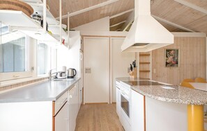 Fridge, stovetop, dishwasher, coffee/tea maker - Nice home in Blokhus with kitchen (Blokhus)