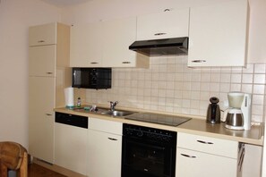 Kühlschrank, Mikrowelle, Ofen, Geschirrspüler
