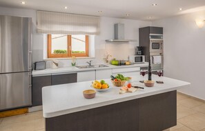 Refrigerador, parrilla de estufa, lavavajillas y cafetera y tetera 