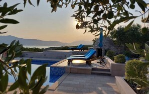 A heated pool - Awesome home in Postira (Postira)