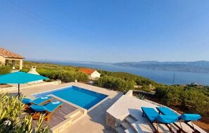 A heated pool - Awesome home in Postira (Postira)