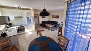 Kühlschrank, Mikrowelle, Ofen, Kochgeschirr/Geschirr/Besteck