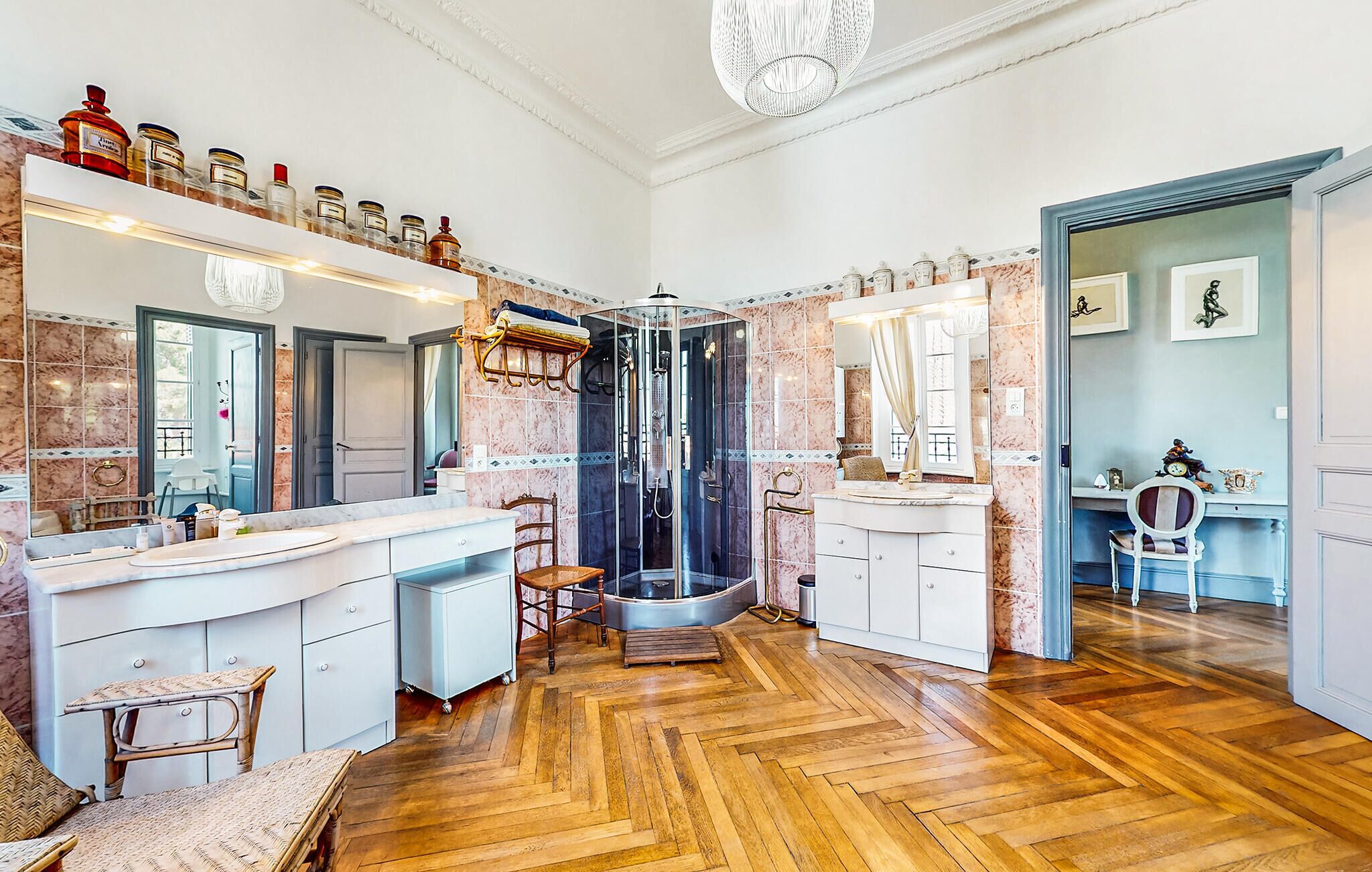 Combined shower/tub