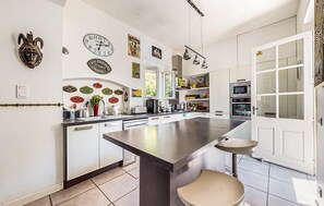 Kjøleskap, ovn, kokeplater og oppvaskmaskin