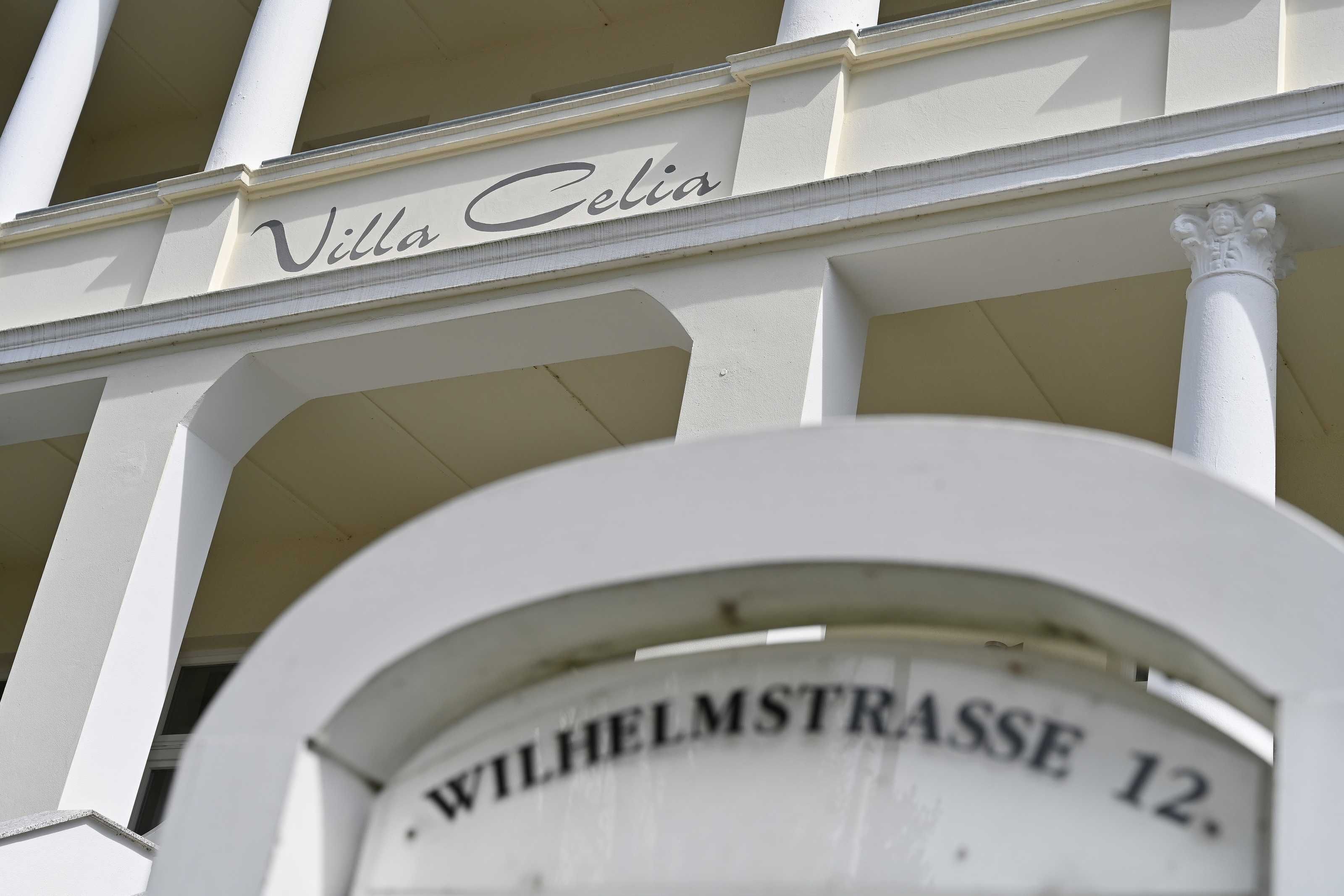 Een gebouw met de naam 'Villa Célia' en een straatnaambordje 'Wilhelmstrasse 12'.