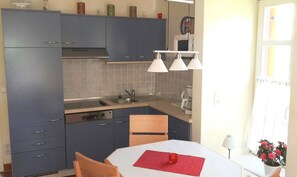 ثلاجة، ميكروويف، غسالة أطباق