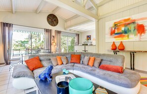 Een open haard en een dvd-speler