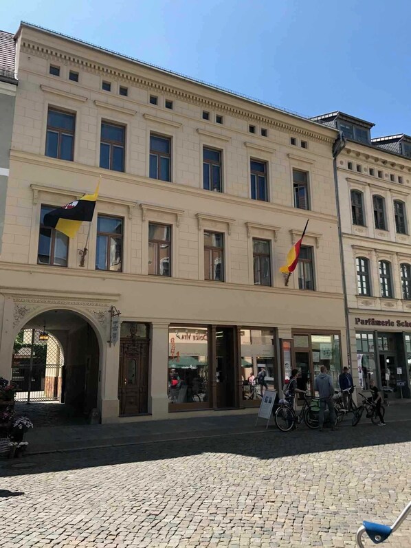 Un bâtiment historique donnant sur une rue pavée.