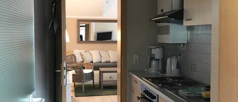 Réfrigérateur, micro-ondes, four, chaise haute