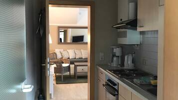 Kühlschrank, Mikrowelle, Ofen, Hochstuhl