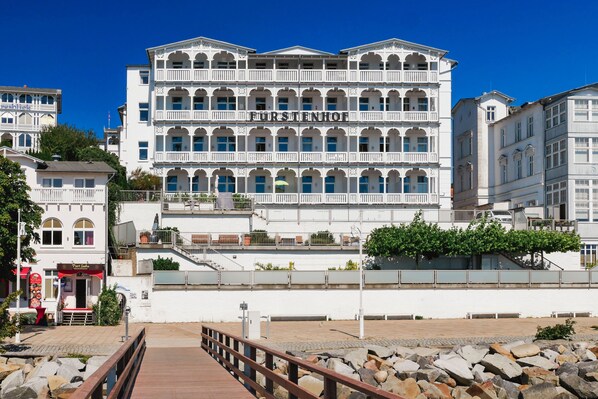 Unclassified image, 1 of 7, button