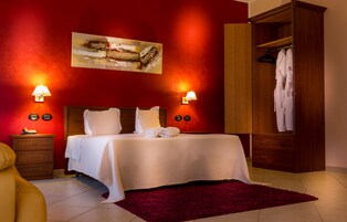 Deluxe Double or Twin Room, Balcony, Park View | Egyptian cotton sheets, premium bedding, Tempur-Pedic beds, minibar