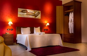 Kahden hengen deluxe-huone (yksi tai kaksi sänkyä), parveke, näköala puistoon | Egyptinpuuvillaiset lakanat, ylelliset vuodevaatteet