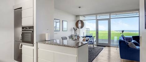 Réfrigérateur, plaque de cuisson, lave-vaisselle, cafetière/bouilloire