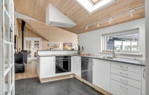 Fridge, stovetop, dishwasher, coffee/tea maker - Cozy home in Fanø with sauna (Fanø)