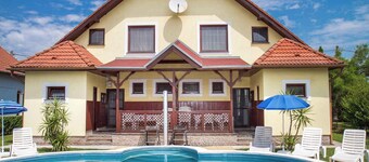 Ferienhaus in ruhiger Lage in Strandnähe mit Pool und Grill