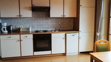 Kühlschrank, Mikrowelle, Ofen, Geschirrspüler