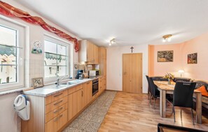 Kjøleskap, mikrobølgeovn, kokeplater og oppvaskmaskin