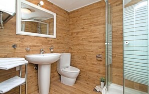 Bathtub - Gorgeous home in Supetar with WiFi (Supetar)