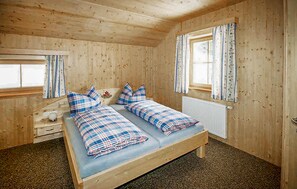 5 bedrooms, travel cot, free WiFi